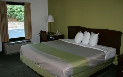 Photo 2 - Travelodge by Wyndham Roanoke