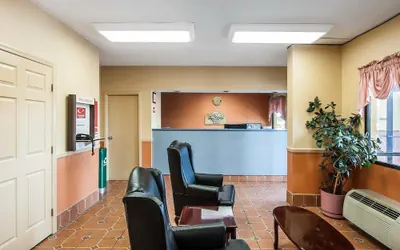 Photo 3 - Econo Lodge Inn & Suites Tuscaloosa I-20