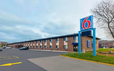 Photo 2 - Motel 6 Oak Creek, WI