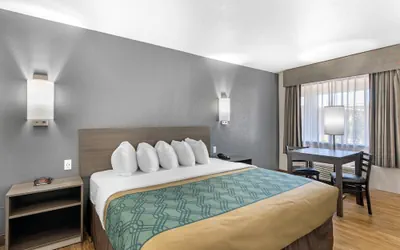 Photo 4 - Econo Lodge Inn & Suites Socorro