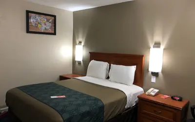 Photo 2 - Econo Lodge Temple