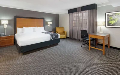 Photo 5 - Super 8 by Wyndham The Woodlands North