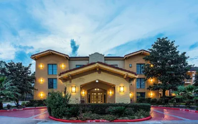 Photo 2 - Super 8 by Wyndham The Woodlands North