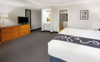 Photo 4 - Super 8 by Wyndham The Woodlands North