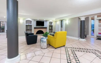 Photo 3 - Super 8 by Wyndham The Woodlands North