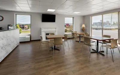 Photo 4 - Days Inn by Wyndham Cambridge