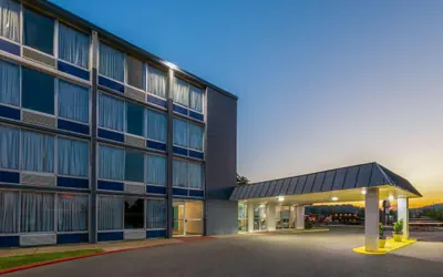 Photo 2 - Days Inn by Wyndham Cambridge