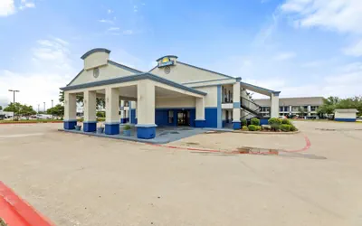 Photo 2 - Days Inn by Wyndham McKinney