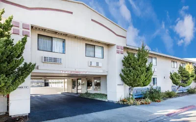 Photo 2 - Super 8 by Wyndham Bishop