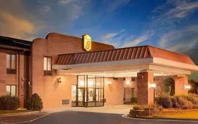 Photo 2 - Super 8 by Wyndham Metropolis