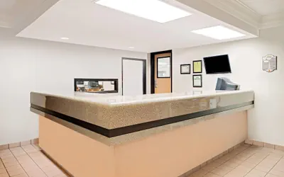 Photo 4 - Super 8 by Wyndham Metropolis