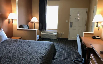 Photo 3 - Days Inn by Wyndham Columbus