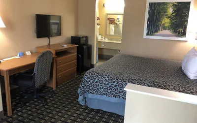 Photo 2 - Days Inn by Wyndham Columbus