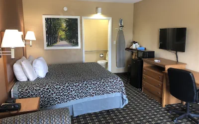Photo 4 - Days Inn by Wyndham Columbus