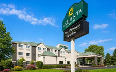Photo 2 - La Quinta Inn & Suites by Wyndham Logan