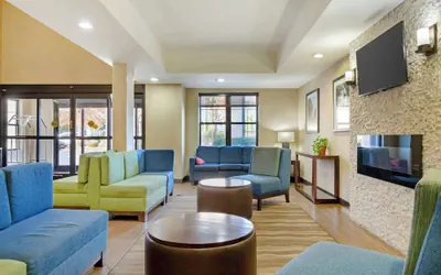 Photo 3 - Comfort Suites Hanes Mall