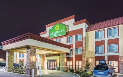 Photo 2 - La Quinta Inn & Suites by Wyndham O'Fallon, IL - St. Louis