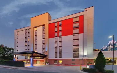 Photo 2 - Holiday Inn Express & Suites Atlanta N-Perimeter Mall Area by IHG