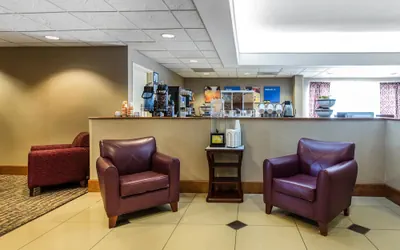 Photo 2 - Comfort Inn & Suites Thomson