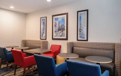 Holiday Inn Express & Suites Chicago-Libertyville by IHG