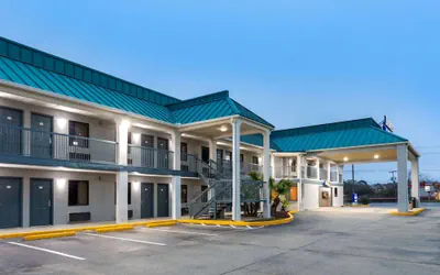 Photo 2 - Baymont by Wyndham Biloxi/Ocean Springs