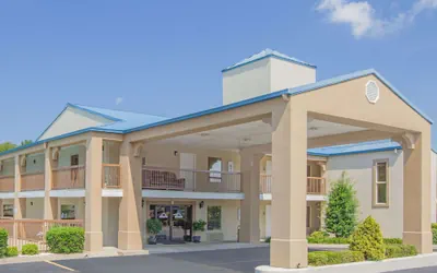 Photo 2 - Days Inn & Suites by Wyndham Pine Bluff