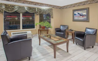 Photo 3 - Days Inn & Suites by Wyndham Pine Bluff