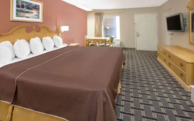 Photo 5 - Days Inn & Suites by Wyndham Pine Bluff