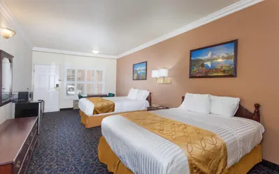 Photo 4 - Days Inn & Suites by Wyndham South Gate
