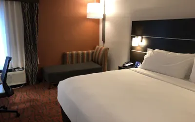 Photo 5 - Holiday Inn Express Metropolis by IHG