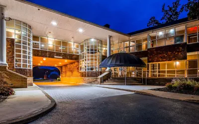 Photo 2 - Best Western Plus The Inn & Suites At The Falls