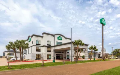 Photo 2 - Wingate by Wyndham Sulphur Near Lake Charles