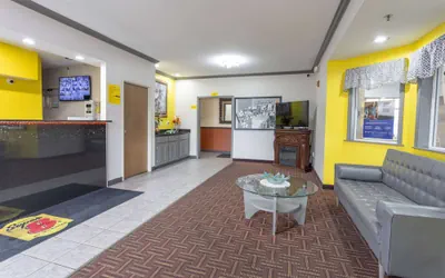 Photo 3 - Super 8 by Wyndham Big Rapids