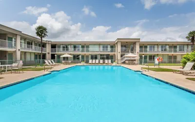Photo 2 - Days Inn by Wyndham Seguin TX