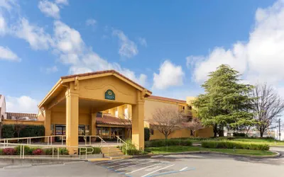 Photo 2 - La Quinta Inn & Suites by Wyndham Redding