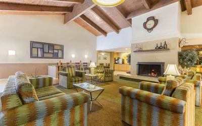 Photo 5 - La Quinta Inn & Suites by Wyndham Redding