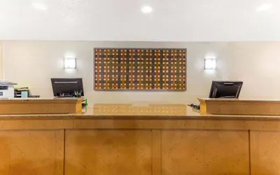Photo 4 - La Quinta Inn & Suites by Wyndham Redding