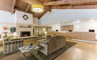Photo 3 - La Quinta Inn & Suites by Wyndham Redding