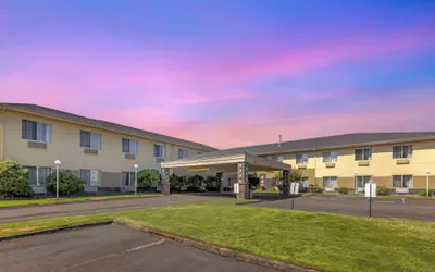 Photo 2 - Comfort Suites Near Vancouver Mall