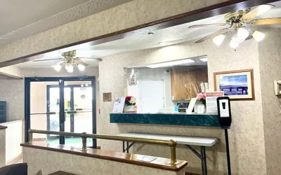 Photo 4 - Econo Lodge Oacoma - Chamberlain West
