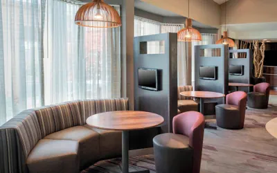 Photo 2 - Courtyard by Marriott Newark Liberty International Airport