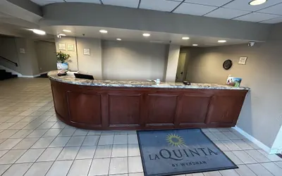 Photo 4 - La Quinta Inn & Suites by Wyndham Stamford / New York City