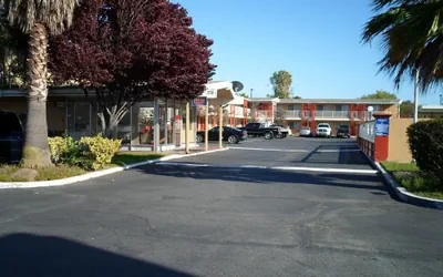 Photo 2 - Heritage Inn