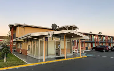 Photo 3 - Heritage Inn