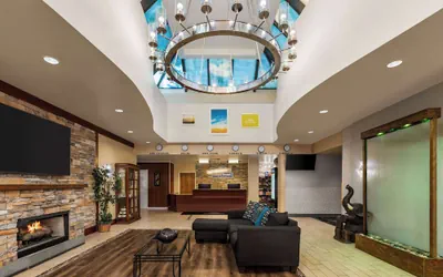 Photo 3 - Days Hotel by Wyndham Allentown Airport / Lehigh Valley