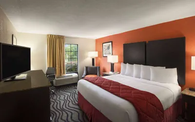Photo 3 - Days Inn by Wyndham Rome Downtown