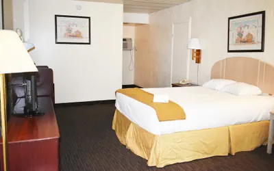 Photo 4 - Knights Inn Page