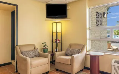 Photo 4 - Econo Lodge Fort Knox