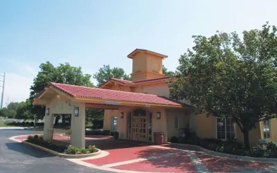 Photo 2 - La Quinta Inn by Wyndham Kansas City Lenexa