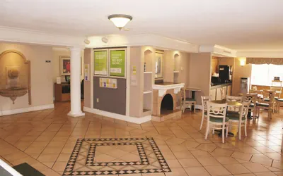 Photo 3 - La Quinta Inn by Wyndham Kansas City Lenexa
